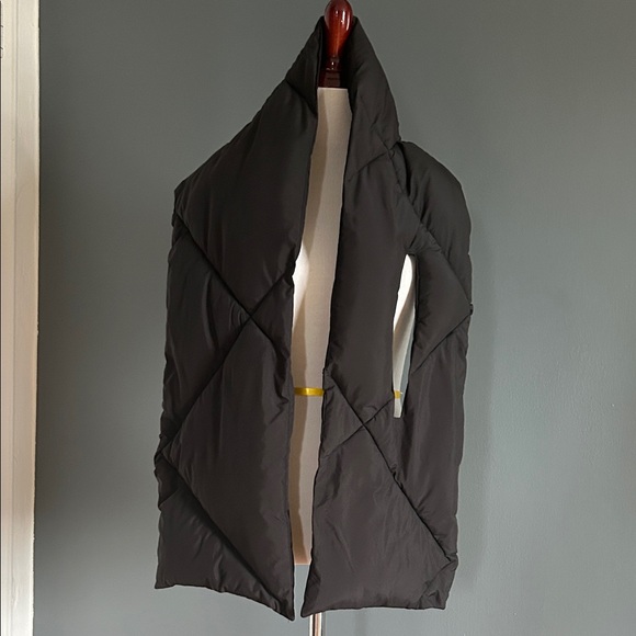 Black puffer quilted wrapped scarf - Picture 2 of 3